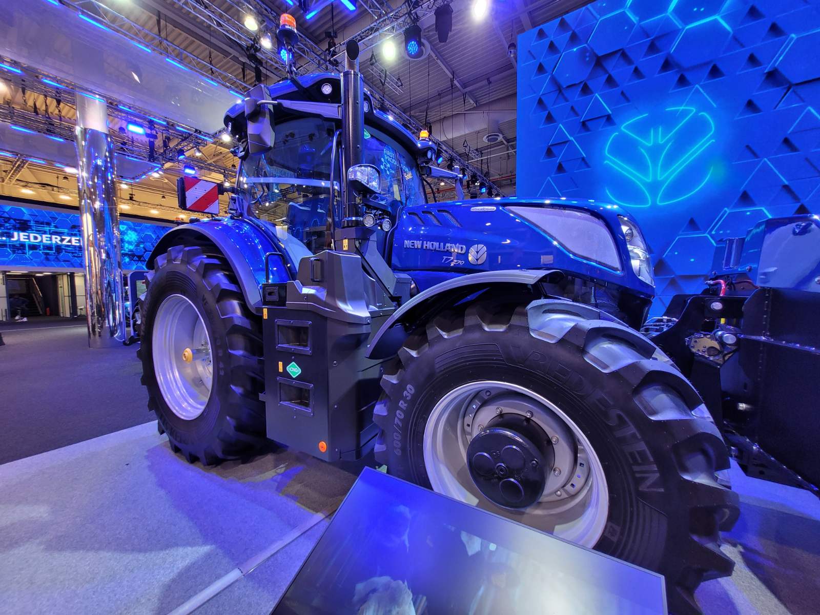 New Holland T7.270 Methane Power — перший трактор у своєму класі на стисненому природному газі (CNG), який здатен працювати на біометані!