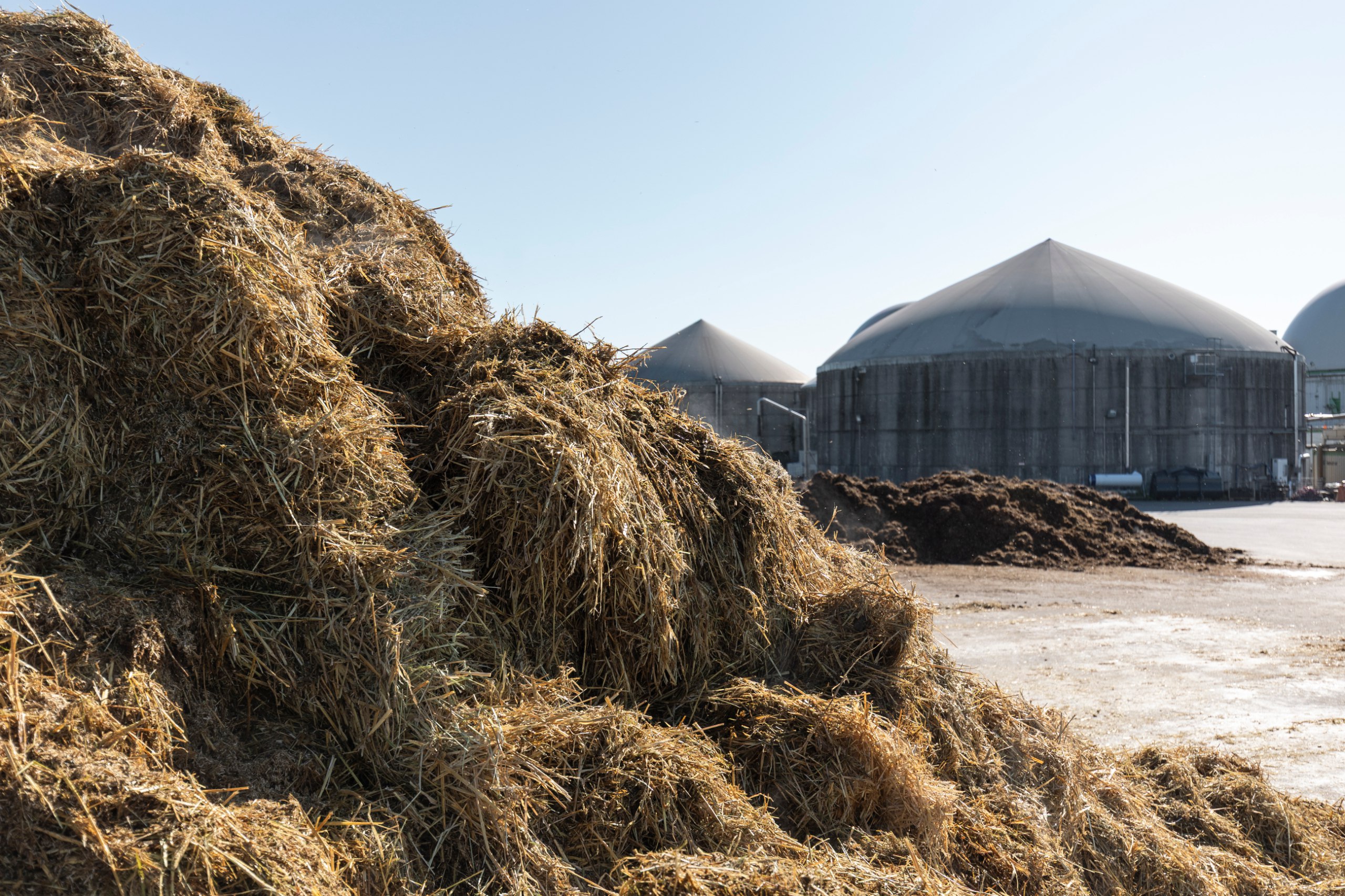 Ілюстративне зображення біогазового заводу та сировини для виробництва біогазу/біометану